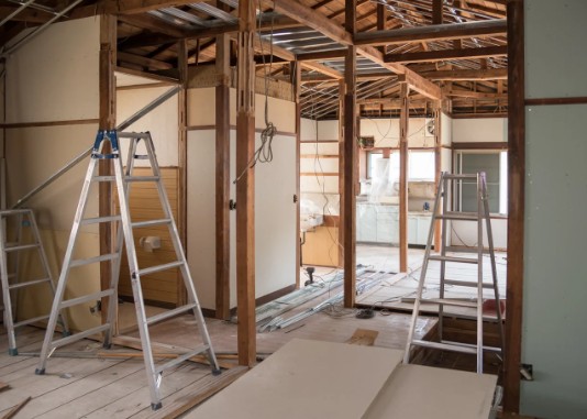 Retirada de la carpintería antigua de una vivienda al inicio de la reforma de madera
