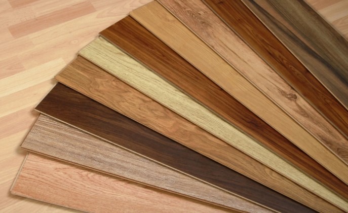 Muestrario de tarimas flotantes y suelos laminados texturizados