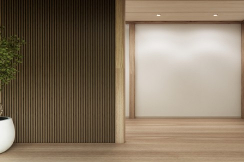 Pared revestida con panel de lamas de madera oscura de suelo a techo en una vivienda