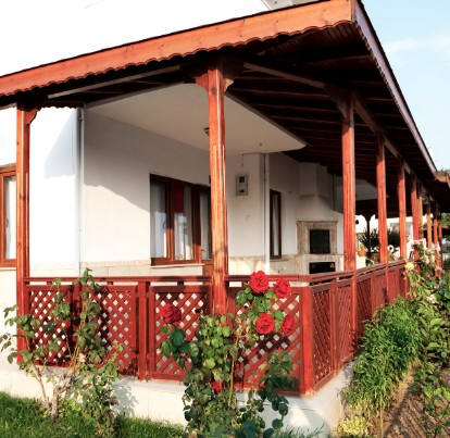 Porche de madera con columnas y vallado de celosía en una vivienda de la Costa del Sol