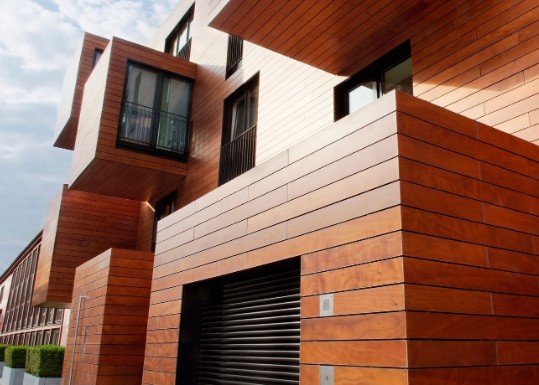 Fachada de vivienda revestida con lamas de madera tratada para exterior