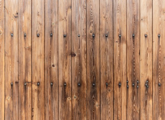 Vallado de madera a medida en Málaga Vallado de madera de tablas verticales tratadas con clavos de forja